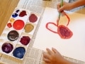 赤・青・黄の三原色を絵の具で描こう……親子で絵画制作に挑戦！