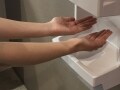 ハンドドライヤーは不衛生？正しい手の乾かし方を検証