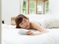 寝る前のスマホは危険?!熟睡しにくくなることが判明