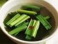 ニラとワカメのピリ辛即席スープレシピ……お湯を注ぐだけで簡単！