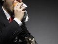 遅い時間の食事は「よく噛むこと」を意識して