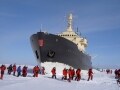 絶景！フィンランドの凍った海原で大型砕氷船クルーズ