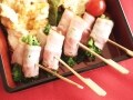 春のお弁当にぴったり！菜の花とベーコンの串焼き