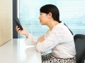 スマホ猫背は肥満の原因？下着選びで姿勢を正せる