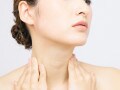 首のニキビが治らない…原因と治療法