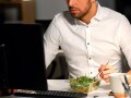 「食べてすぐ寝る」と太る？病気になる？体への影響