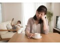 夫の「冗談」が笑えない… 「皮肉」に聞こえると嘆く妻たちの苦悩