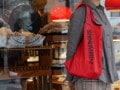 ポンパドウルの「あの赤い袋」がエコバッグに。コンビニ弁当も入るサイズ感が嬉しい！