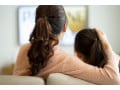 激しい描写じゃなくても困惑？キスシーンを子供がじっと見ていたら
