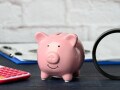 33歳、手取り13万円で2万7000円の奨学金返済。返済と投資、どちらを優先すべきか悩んでいます