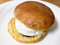 ローソン「澄ふわマリトッツォ ヘーゼルナッツチョコ入り」はふわふわミルキーさが◎
