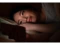 「寝る前スマホ」の睡眠への影響…7割超の人がやめられない？