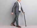 認知症に伴う「徘徊」はなぜ起こる？特徴・原因・対処法