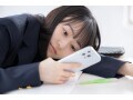 スマホ利用時間の長さは「不登校」の要因にも？ 守るのが難しい“家庭のルール”、脱線を防ぐには…