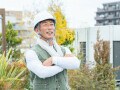 月18万円の年金をもらいながら、年収400万円の契約社員として働いている場合、確定申告は必要？