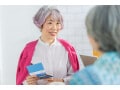 60歳・資産3700万円独身女性「70歳以降に年金を繰り下げ受給するため」定年後にどう運用している？