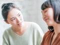友人の恋愛に口を出す女性はNG⁉ 正義感が「大きなお世話」に！