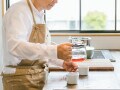 21歳年下の女性と「年の差婚」。50半ばで妻と“収入が逆転”、定年後“主夫”になった男性の本音