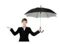 雨の日の大迷惑！ 無意識にやっている「危ない傘の持ち方」3つ、便利なワンタッチ式に潜む危険も