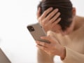 「100均の保護フィルムで大損した」「うまく充電できない…」スマホの周辺機器でケチって失敗したもの