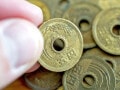 現行の5円玉が「22万円」に大化け！未使用品でもないのに「4万倍」……お釣りでもらえる可能性も？