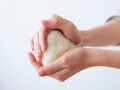 Q. 「おにぎりをラップで包むのは危険」って本当？