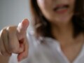 「私は間違ってないのに」タクシーで抗議したら夫にドン引きされモヤモヤ……「主張する女」の違和感