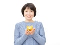 1959年12月生まれ女性。65歳になり年金をもらいます。夫の健康保険の扶養に入ることはできる？