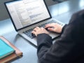 「形式的すぎて白々しい」「用件のみ早く読みたい」メールの“お世話になっております”って正直必要？