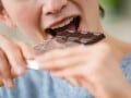 まだ信じてる？ 「チョコを食べ過ぎると鼻血が出る」説……昭和の俗説の正体をカフェイン量から検証