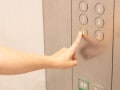 「知らなくて恥をかいた」「面倒に感じる」もやもや募る“エレベーターの上座下座”マナーは何のため？