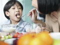 年金生活でも月2万円先取り貯金「ただ結局は孫との食事や医療費に消える」女性の嘆き