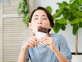 Q. チョコレートを食べると、憂うつ感が軽くなるのはなぜ？
