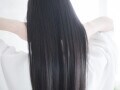 「バサッ、バサッ」ドア横に立つ“ヘドバン女性”の髪が顔に……。電車内のあるある「髪の毛問題」