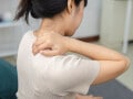 Q. 梅雨になると背中のコリがひどくなります。改善法はありますか？