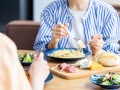 「生活って食べ方に出るんだ……」10年ぶりの女子会で気づいた友人の「驚きの食事マナー」