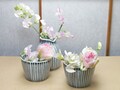 普段使いの器で、桃色のアレンジメント。