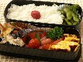 11月のお弁当　もつ煮弁当／鮭弁当