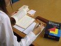公立小学校の教壇に立つ英語指導の先生たち