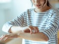 蚊を気絶させて退治！ 叩いて潰す代わりに風圧でやっつける!?