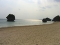白い砂浜が綺麗な天然ビーチ…新原(みーばる)ビーチ