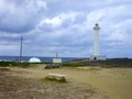 青空に白い灯台が映える断崖の岬…残波岬