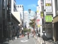 赤坂、坂が繁華街と住宅街を隔てる都心の街