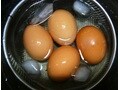 ゆで卵のむき方：ゆで上がりをすぐに冷やす
