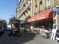 パリの高級住宅地に突如現れる「ヤマザキ」のカフェ