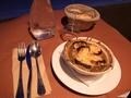 パリ最古のカフェでオニオングラタンスープ
