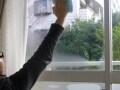 腕をのばして窓を拭けば、二の腕やせに効果アリ！