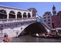 ベネチアのカナル・グランデに架かる「リアルト橋」
