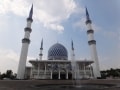青と白の美しいイスラム寺院「ブルーモスク」