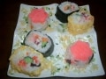 花の形のチラシ寿司とカニカマの味が美味しい巻き寿司